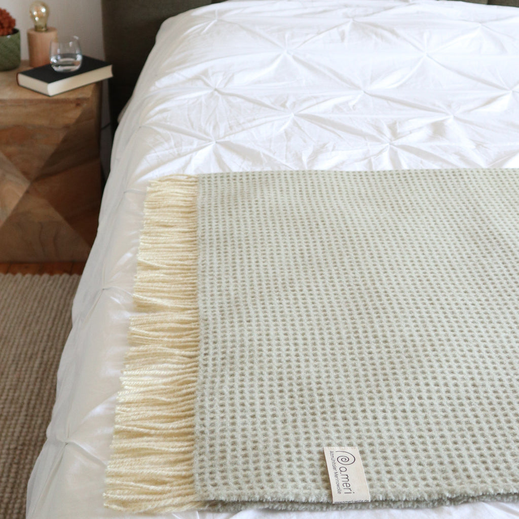 Bild mit der Decke Weltenburg in der Farbe Wacholderast auf einem Bett