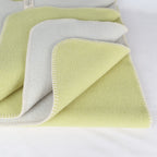 Bild mit der Decke Eggersberg in der Farbe Magerrasen/Heller Jurafels. Decke ist aufgefaltet (beide Farbseiten sichtbar).