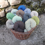 Weidenkorb mit allen je einem Strickgarn je Farbe