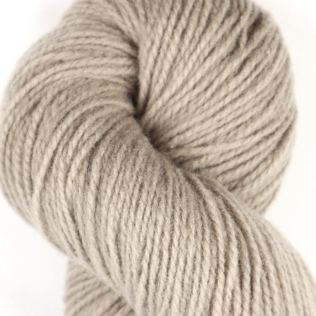 Bild mit Strickgarn in der Farbe Kiefernrinde